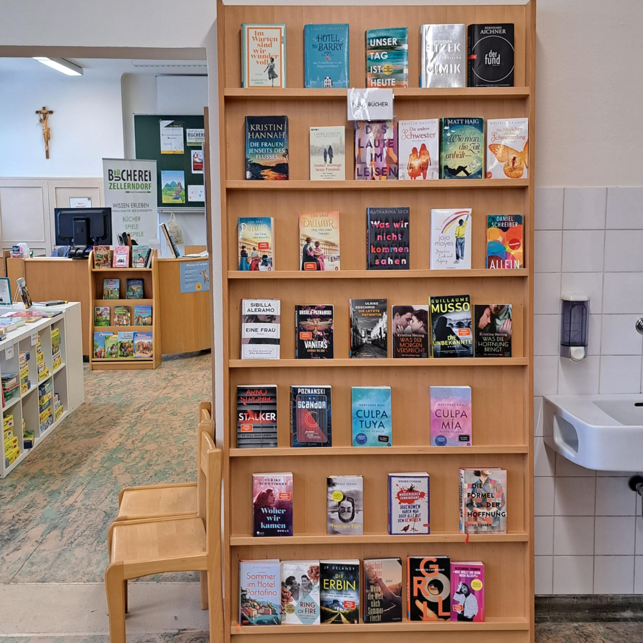 Bücherwand mit neuen Büchern
