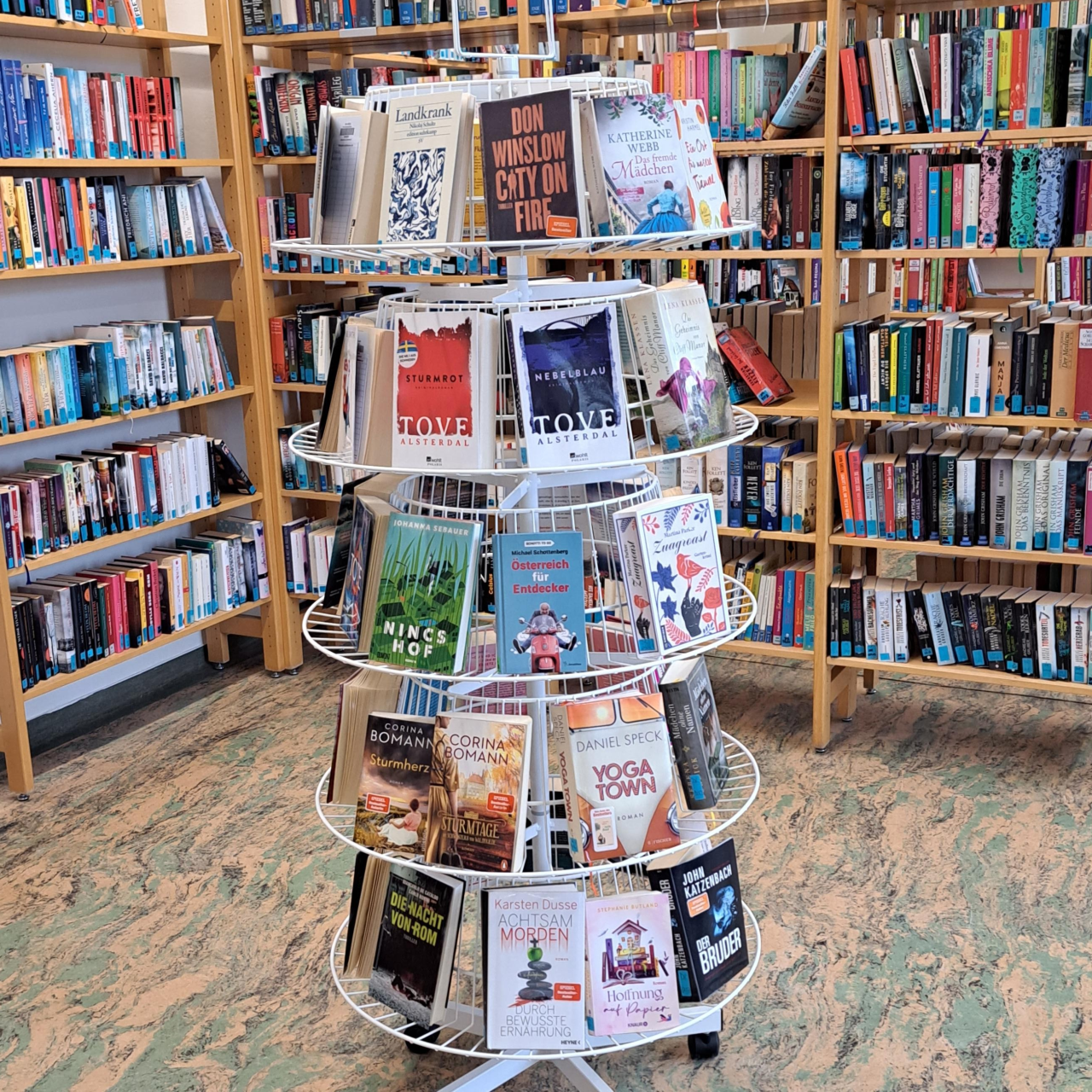 Drehständer mit neuen Büchern