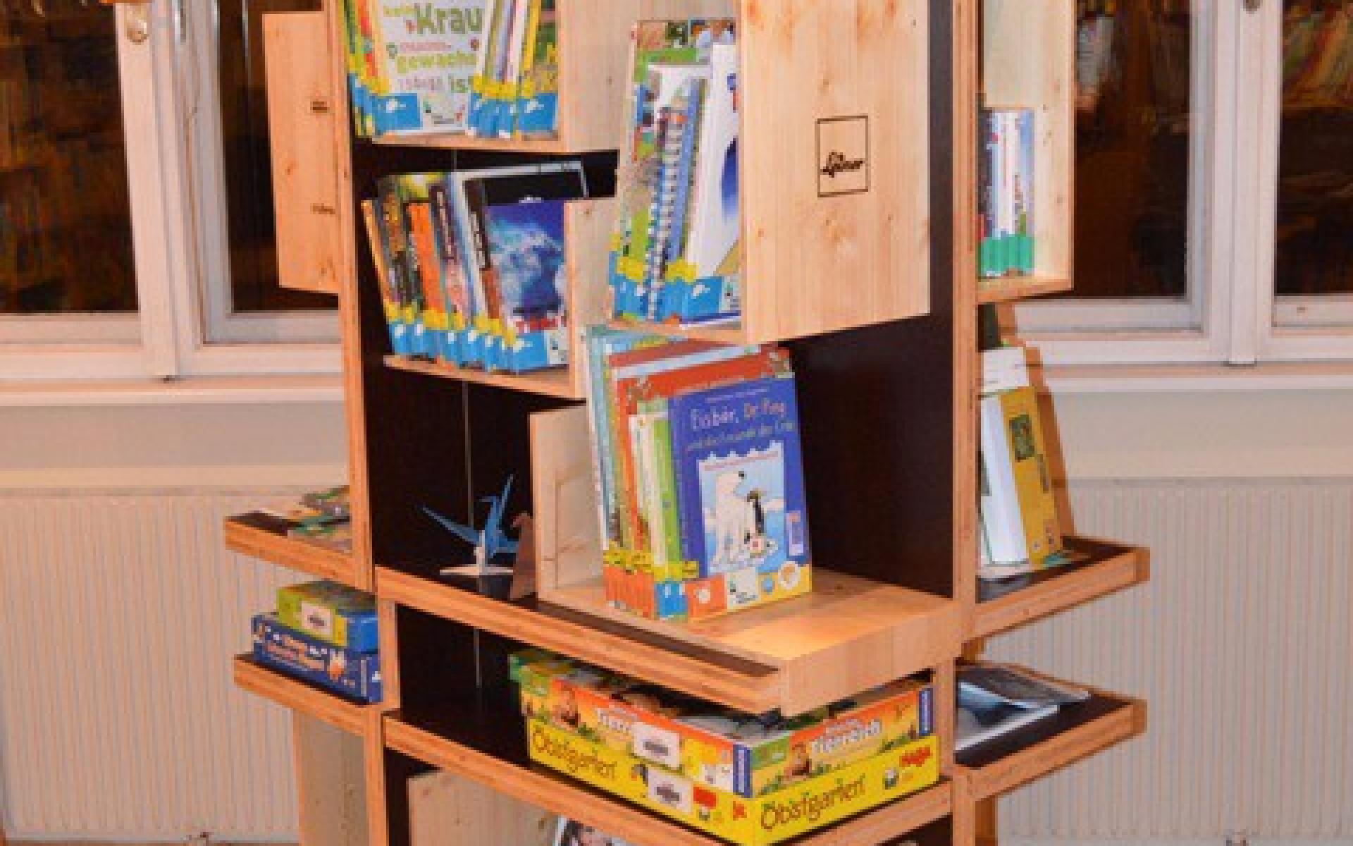 Umweltturm befüllt mit Büchern