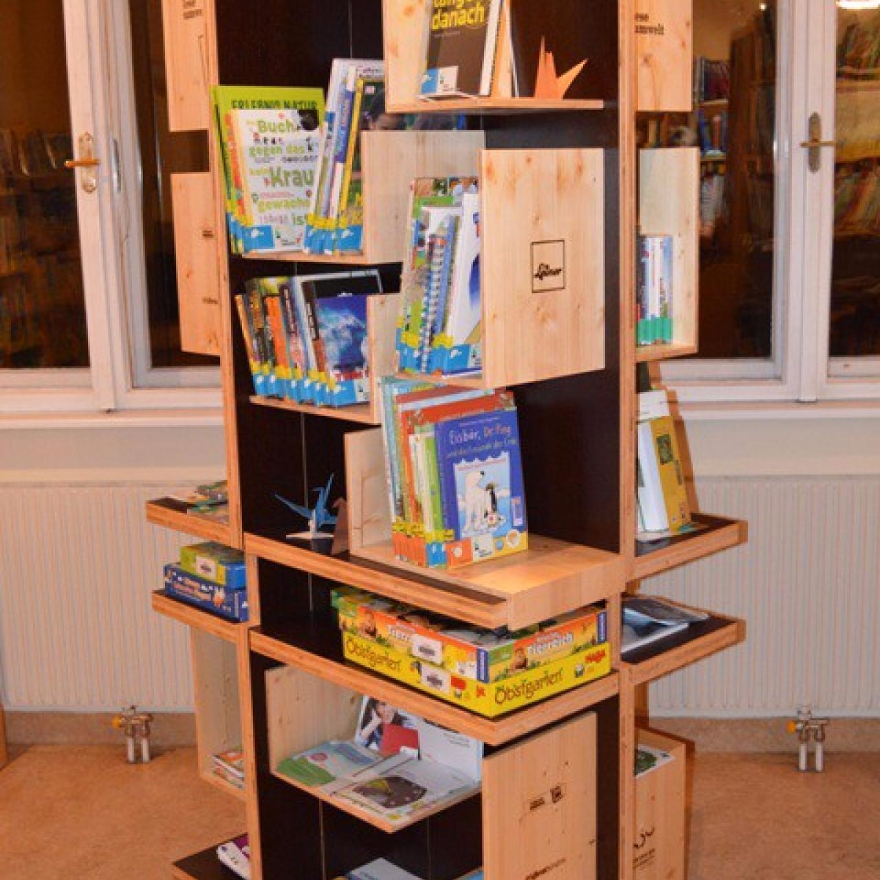 Umweltturm befüllt mit Büchern